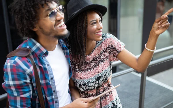 Hermosa Pareja Turistas Africanos Enamorados Viajar Hacer Turismo —  Fotos de Stock