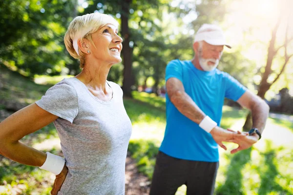 Happy Fit Senior Par Udøver Udendørs Park - Stock-foto