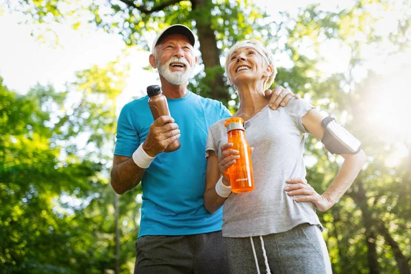 Pareja Mayor Mantiene Hidratada Después Del Entrenamiento Aire Libre — Foto de Stock