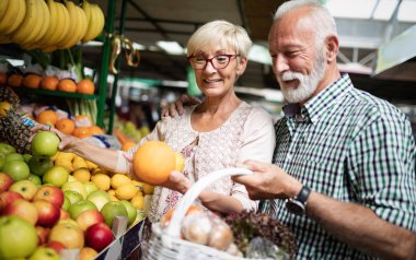 Üst düzey iki yerel pazarda taze sebze satın alma