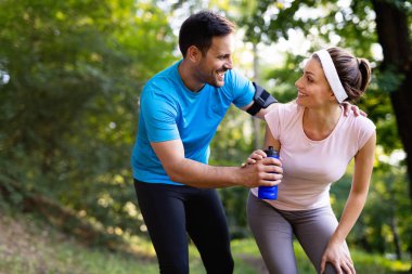 Gençler dışarıda koşuyor. Doğada egzersiz koşucular Çift veya arkadaşlar