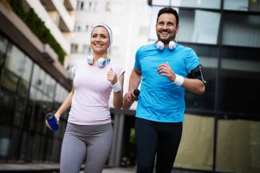 Gençler dışarıda koşuyor. Birlikte egzersiz koşucular çift veya arkadaşlar