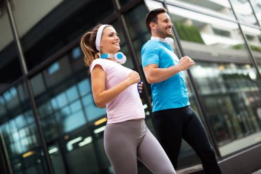 Güzel sportif mutlu çift birlikte egzersiz yapıyor. Spor konsepti