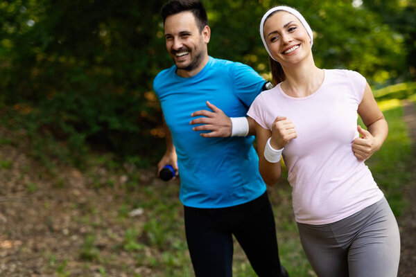 Пара бег трусцой и бег на открытом воздухе в природе, упражнения вместе
