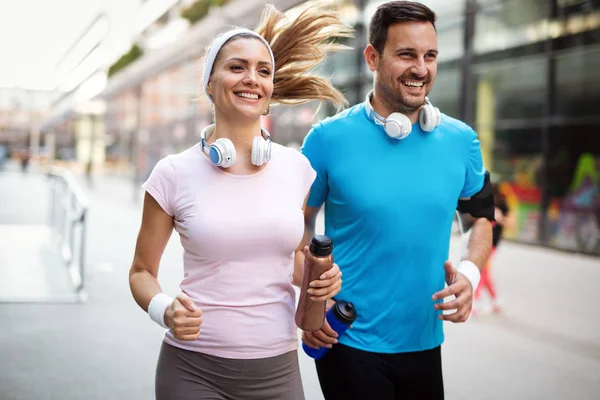 Jovens Correr Livre Casal Amigos Corredores Exercitando Juntos — Fotografia de Stock