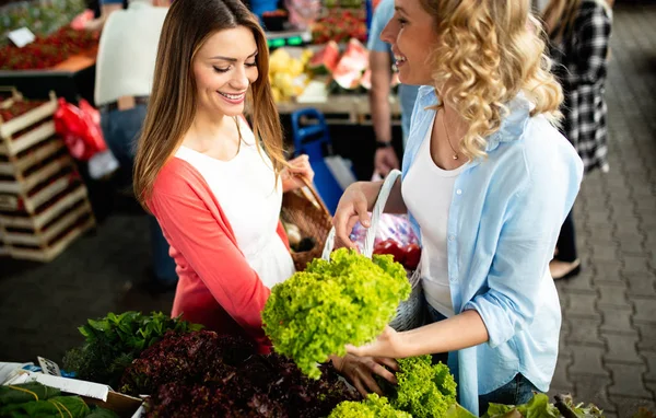Mladí Šťastní Ženy Trhu Dělají Zeleninu Ovoce — Stock fotografie