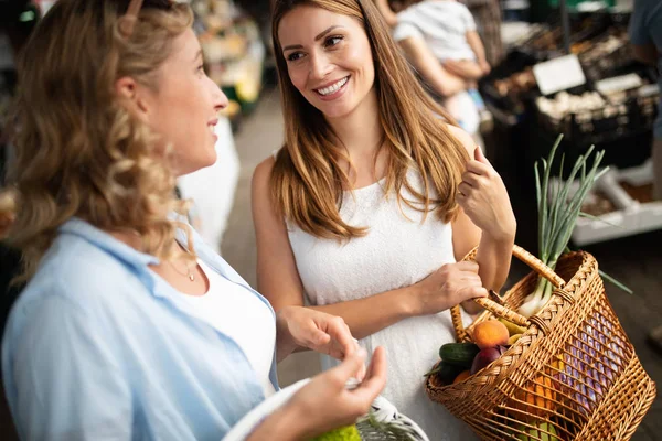 Jovens Mulheres Saudáveis Felizes Comprando Legumes Frutas Mercado — Fotografia de Stock