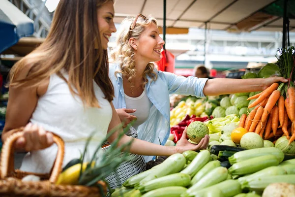 Jong Gelukkig Gezonde Vrouwen Winkelen Groenten Fruit Markt — Stockfoto