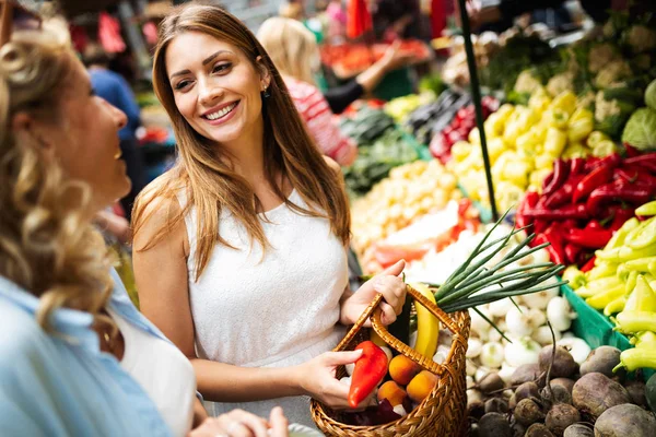 Giovani Amiche Felici Che Cuociono Frutta Verdura Sul Mercato — Foto Stock