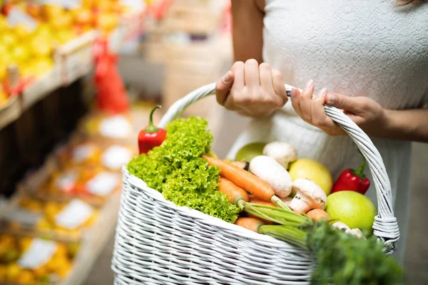 Молодая Здоровая Женщина Покупает Овощи Ларьке Рынке — стоковое фото