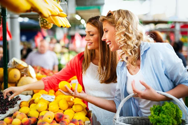 Jóvenes Felices Mujeres Sanas Comprando Verduras Frutas Mercado —  Fotos de Stock