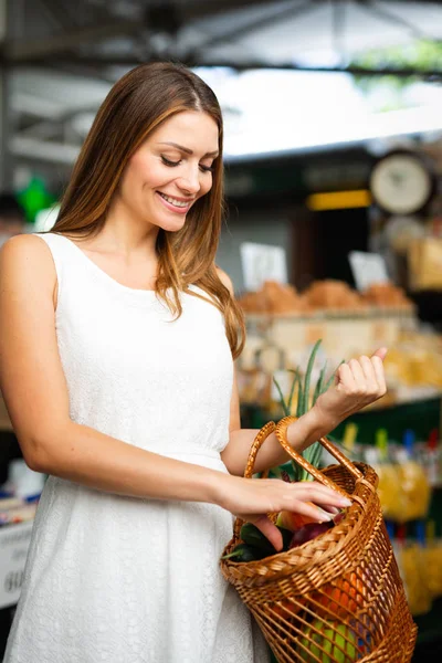 Jeune Femme Bonne Santé Achetant Des Légumes Sur Étal Marché — Photo