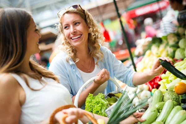 Jong Gelukkig Gezonde Vrouwen Winkelen Groenten Fruit Markt — Stockfoto