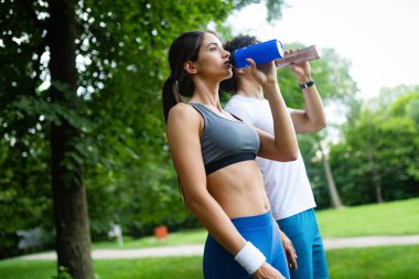 Mutlu çift çalışan ve birlikte doğada koşu