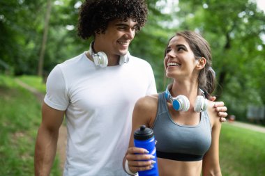 Koşu egzersiz açık bir parkta genç mutlu kadın