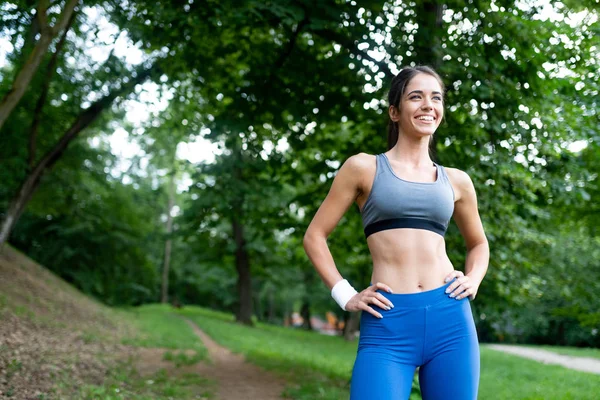 Sportos Női Futó Jogging Során Kültéri Edzés Parkban — Stock Fotó