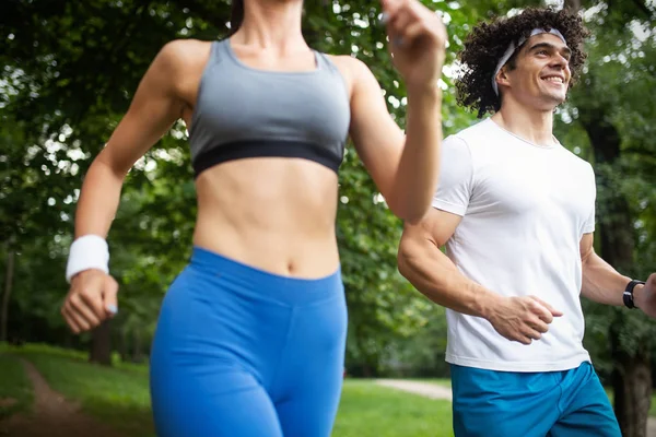 Hermosa Pareja Corriendo Naturaleza Viviendo Saludable —  Fotos de Stock