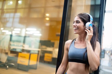 Şehirde çekici uygun kadın portresi. Sağlıklı yaşam konsepti