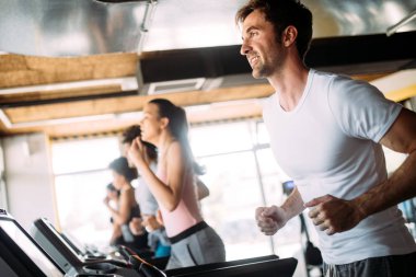 Spor salonunda birlikte egzersiz güzel mutlu insanlar