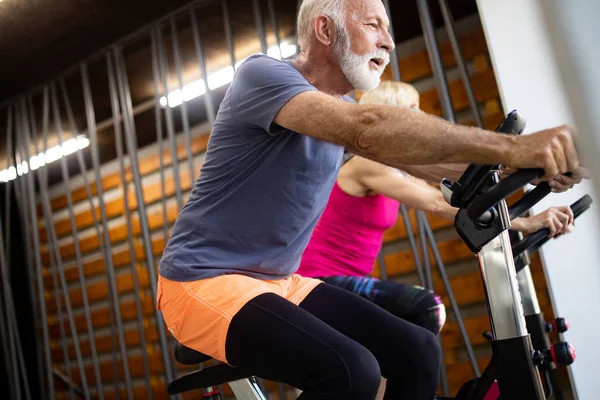Mutlu Uyum Yaşlı Kadın Adam Sağlıklı Kalmak Için Egzersiz Bisikletüzerinde — Stok fotoğraf