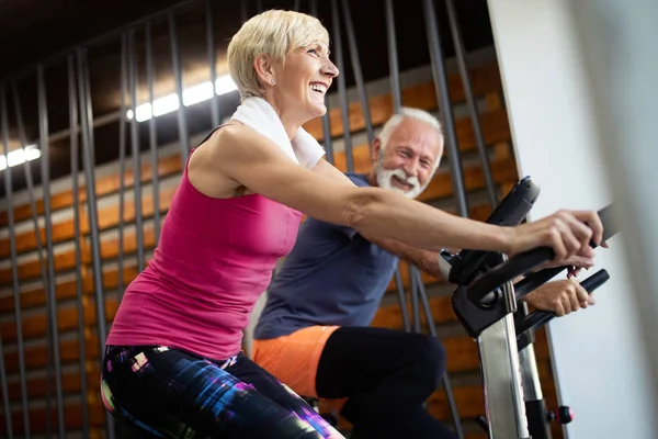 Senior Cocok Pasangan Berolahraga Gym Untuk Tetap Sehat — Stok Foto