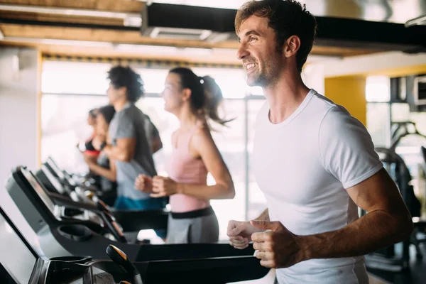 Fit Χαρούμενοι Άνθρωποι Που Τρέχουν Διάδρομο Μηχανή Στο Γυμναστήριο — Φωτογραφία Αρχείου