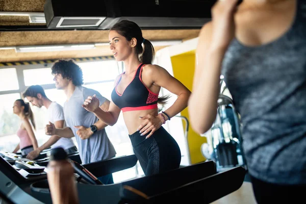 Spor Salonunda Koşu Bandında Koşan Bir Grup Sağlıklı Genç — Stok fotoğraf