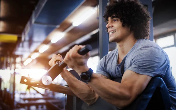 Jovem Atraente Adulto Homem Exercitando Fazendo Levantamento Peso Academia Fitness — Fotografia de Stock