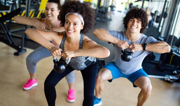 Grupo Jóvenes Haciendo Ejercicios Gimnasio —  Fotos de Stock