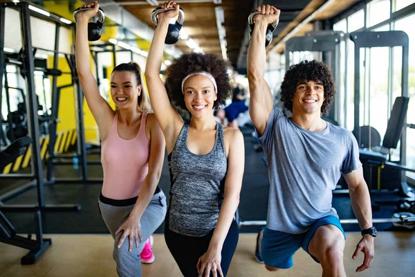 Groupe Personnes Forme Heureux Entraînement Dans Salle Gym — Photo