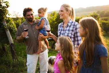Winemaker ailenin bir arada bağ içinde