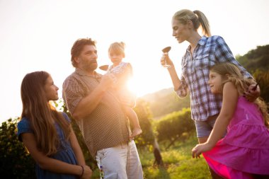 Winemaker ailenin bir arada bağ içinde