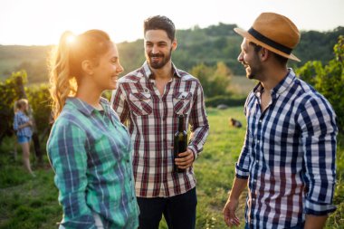 Üzüm bağında birlikte vakit geçiren mutlu insanların portresi.