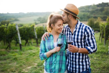 Winemaker mahzeninde çalışma ve şarapları tatma aşık Çift