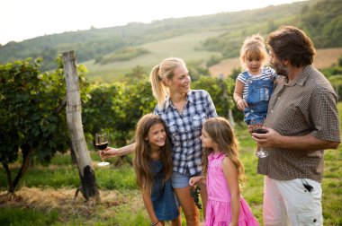 Winemaker ailenin bir arada bağ içinde