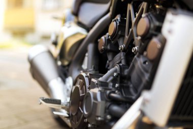 Parlak krom motosiklet motor bloğu yakın çekim resmi