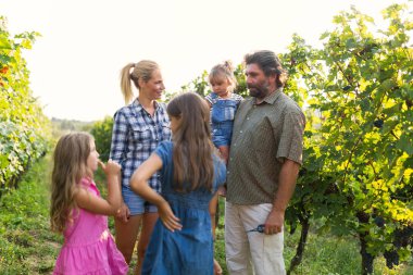 Winemaker ailenin bir arada bağ içinde