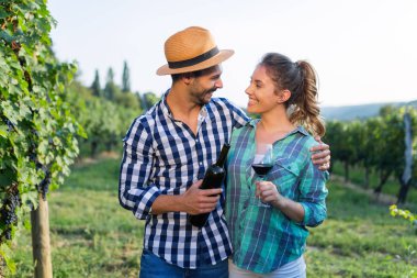 Winemaker mahzeninde çalışma ve şarapları tatma aşık Çift