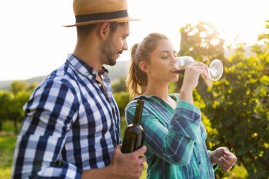 Winemaker mahzeninde çalışma ve şarapları tatma aşık Çift