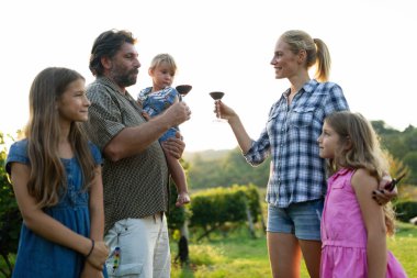 Winemaker ailenin bir arada bağ içinde