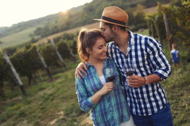 Winemaker mahzeninde çalışma ve şarapları tatma aşık Çift
