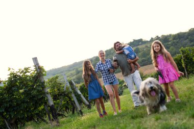 Winemaker ailenin bir arada bağ içinde