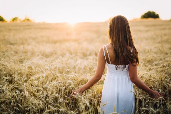 Jong Mooi Gelukkig Vrouw Besteden Tijd Natuur — Stockfoto