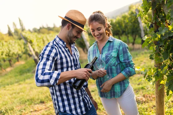 Couple Love Working Winemaker Vineyard Tasting Wines — Stock Photo, Image