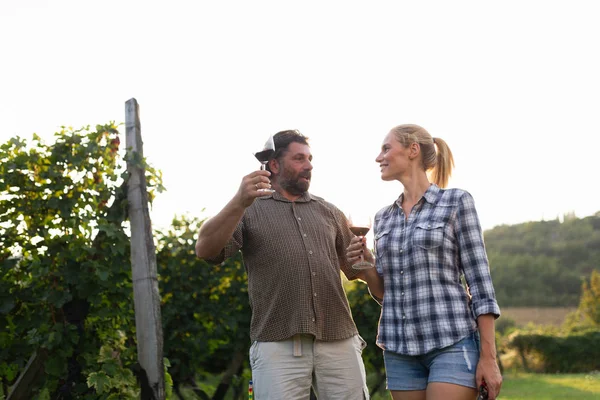 Foto Gente Degustando Vino Tinto Viñedo Divirtiéndose — Foto de Stock