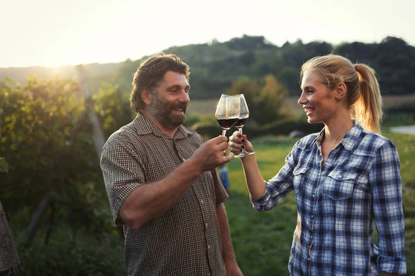 Foto Persone Che Degustano Vino Rosso Vigna Divertendosi — Foto Stock