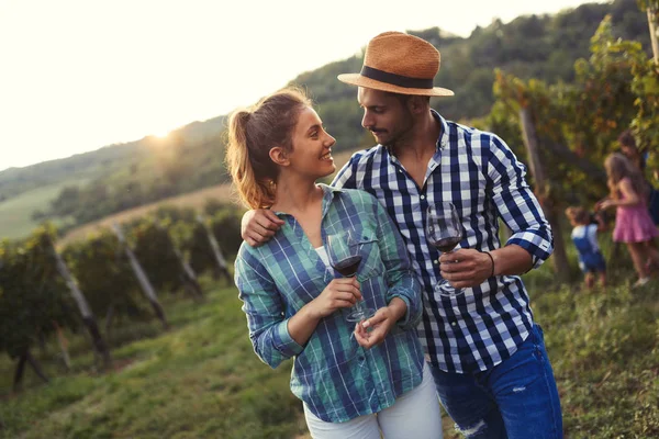 Verliebtes Paar Arbeitet Weinberg Des Winzers Und Verkostet Weine — Stockfoto