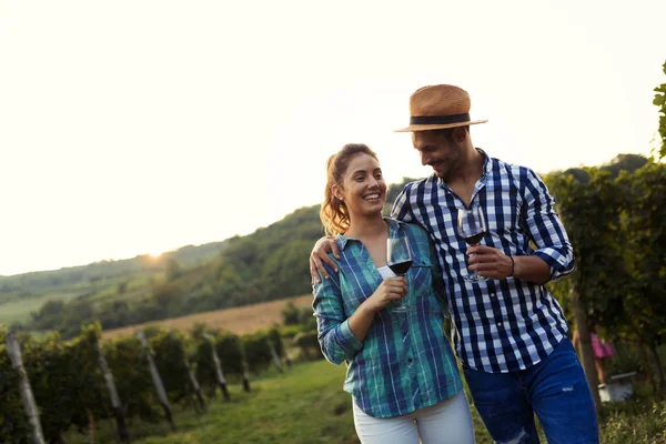 Verliebtes Paar Arbeitet Weinberg Des Winzers Und Verkostet Weine — Stockfoto