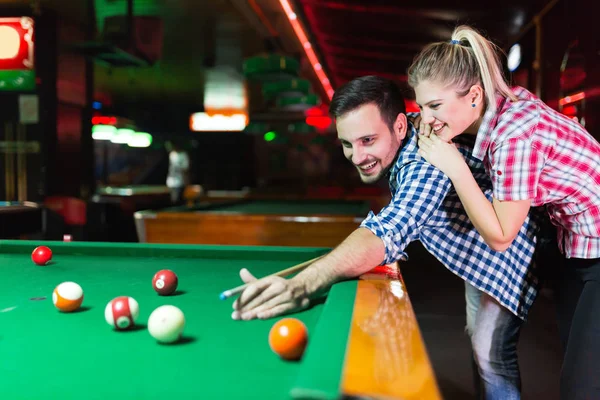 Pareja Joven Jugando Billar Bar Durante Noche Ciudad —  Fotos de Stock