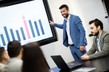 Resmi iş karşılaşma içinde modern konferans salonu